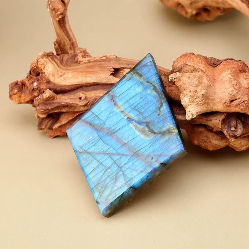 Natürlicher Labradorit Kristall in geometrischer Rautenform als blaues Mondstein Ornament zur Dekoration - Bild 6