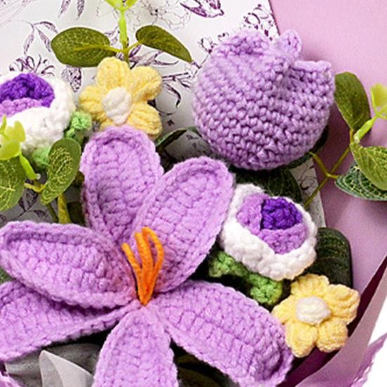 Handgefertigter Strauß aus gehäkelten künstlichen Blumen von LuxeLane in Violett mit grünen Kunstblättern als romantisches Geschenk - Bild 4