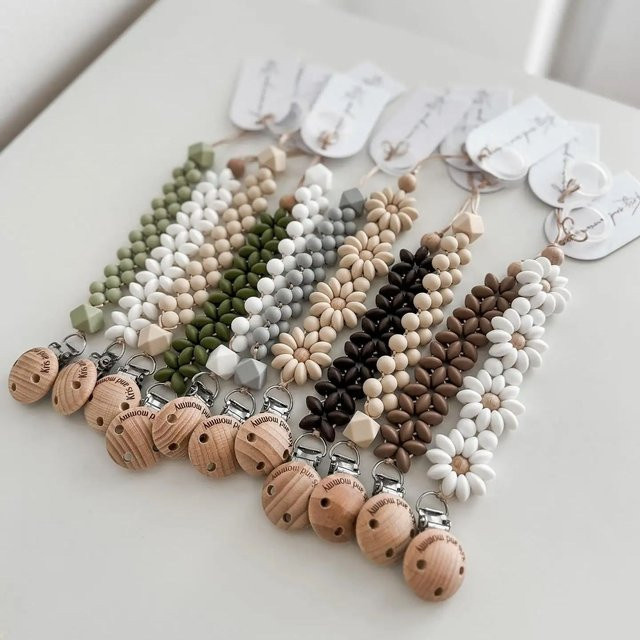 Handgemachter Schnullerclip für Baby Mädchen und Jungen aus Silikon in Weiß mit Blumen-Design - Bild 1