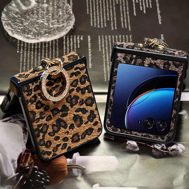 Motorola Moto Razr 50 60 70 Ultra Schutzhülle aus Leoparden-Leder mit Plüsch-Textur und Diamantring-Schnalle in Braun/Multicolor - Bild 1