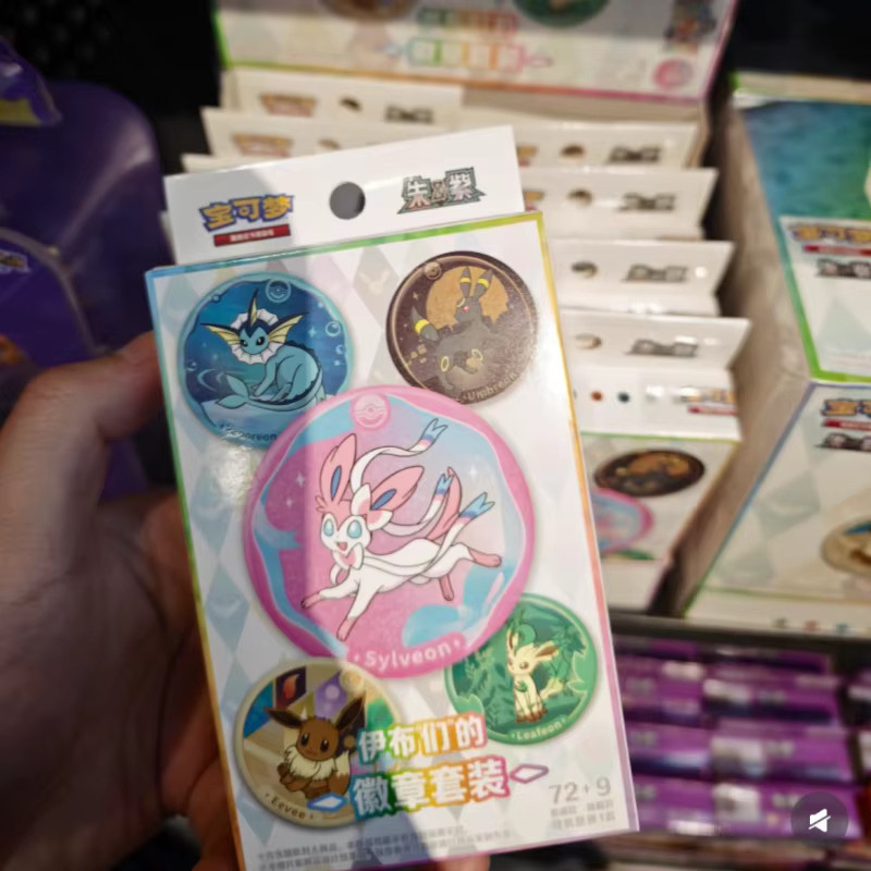 Pokémon Eeveelutions Abzeichen-Sammlung, Metallabzeichen & SV Booster-Packs Sammelkarten, Set / Bundle - Bild 3