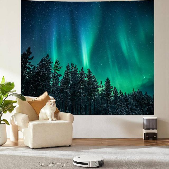 VIKAMA Wandteppich mit Nordlicht-Waldmotiv in Grün, moderner Wandbehang mit Aurora Borealis und Kiefernbaum-Druck für dein Wohnzimmer oder Schlafzimmer - Bild 1