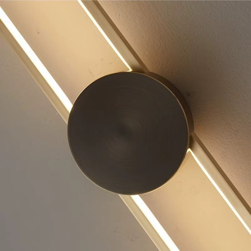Moderne lineare LED-Wandleuchte von Claeted in Gold/Messing mit warmweißem Licht für Wohnzimmer und Schlafzimmer - Bild 3