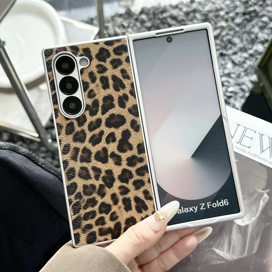 Samsung Luxus-Handyhülle mit Leopardenmuster und silbernem Rand aus SLE-Leder für Samsung Galaxy Z Fold 7, 6, 5, 4, 3 in Weiß und Multicolour - Bild 1