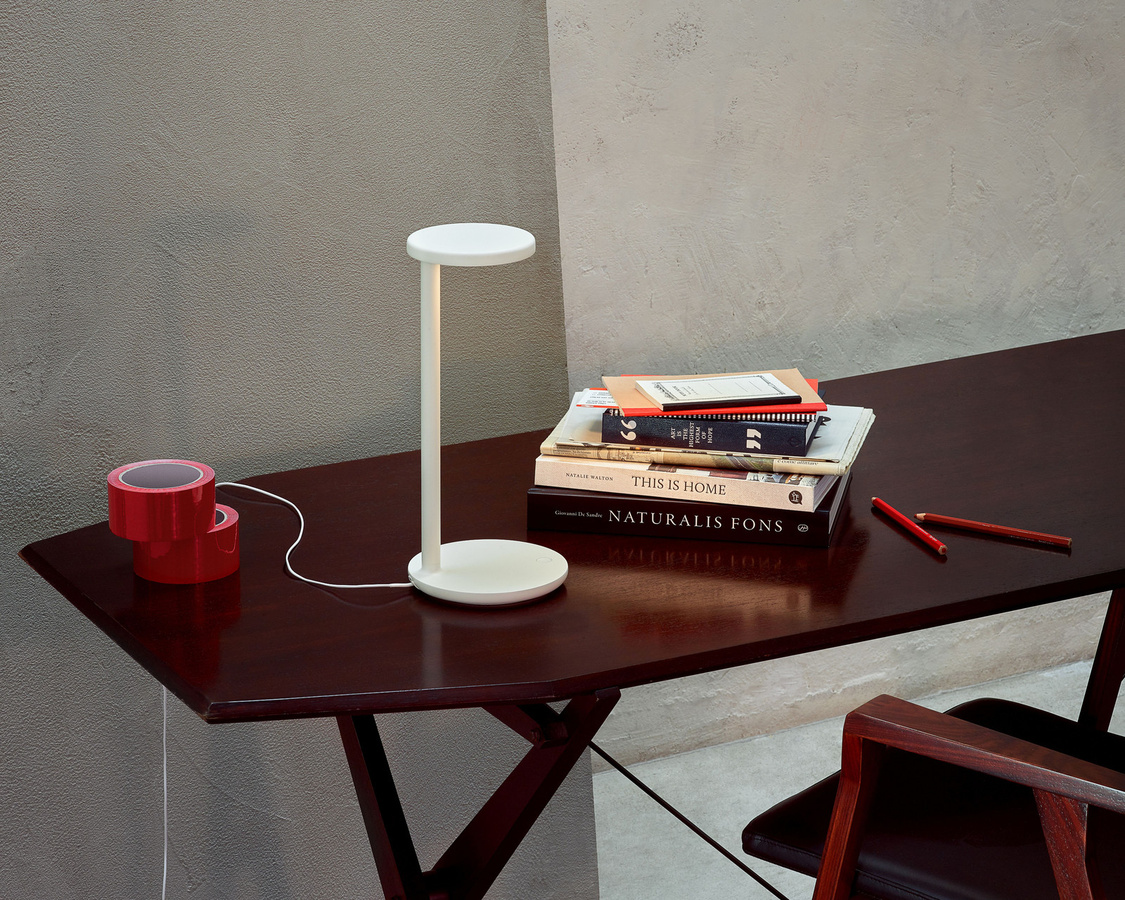Flos Oblique Qi Tischleuchte in Weiß mit modernem Design und Touch-Funktion - Bild 2