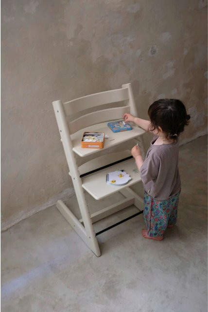 Stokke Tripp Trapp Treppenhochstuhl aus Buchenholz in Beige mit höhen- und tiefenverstellbarer Sitz- und Fußplatte - Bild 1