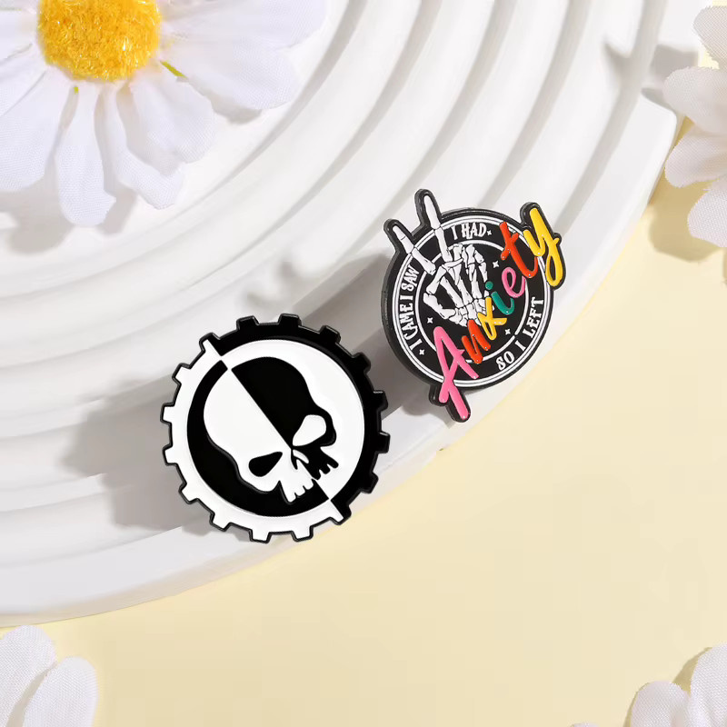 QIHE JEWELRY Anstecknadel, Regenbogen-Angst-Schädel-Handgetriebe, schwarz-weiß, Skelett-Emaille - Bild 2