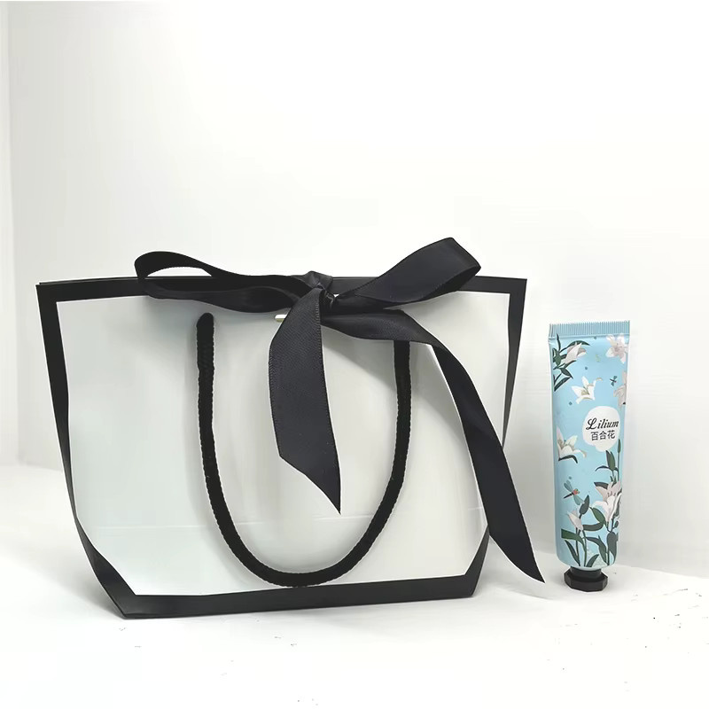 Weiße Geschenktüten aus Papier mit Schleife und Griffen für Hochzeiten, Geburtstage und Partys - Bild 3