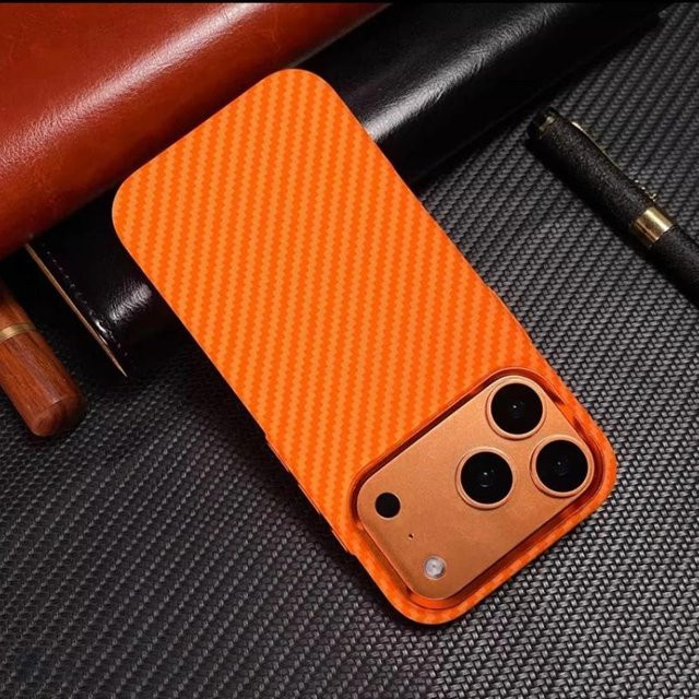 Orangefarbene iPhone 17 Pro Max und iPhone 17 Pro Schutzhülle mit Carbonfaser-Textur, magnetisches kabelloses Laden und Linsenschutz aus PC - Bild 1