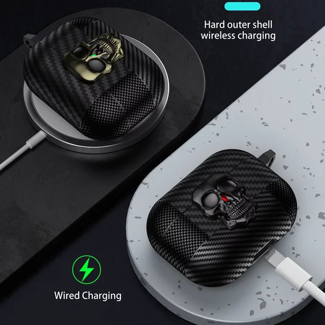 Kopfhörerhülle mit Totenkopf-Design und Kohlefaser-Textur für Apple AirPods Pro 2 3 4, inklusive Karabiner und drehbarem Schloss, Schwarz - Bild 1