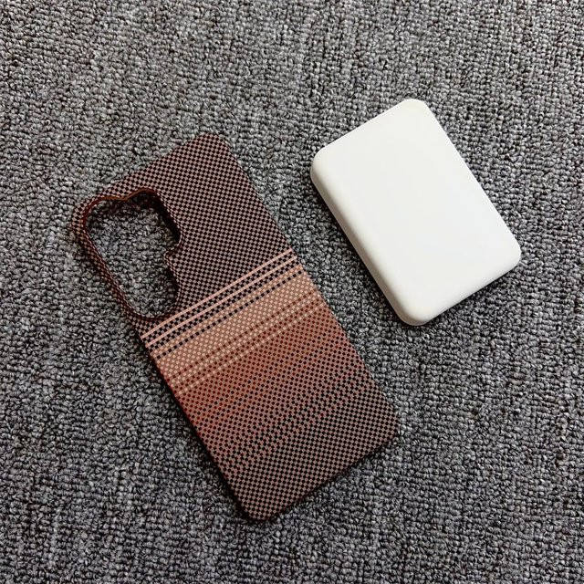 Handyhülle mit Karbonfaser-Kevlar-Muster für Samsung Galaxy S23 Ultra, S24, S25 Plus und S25 mit magnetischer kabelloser Ladefunktion in Grau - Bild 1