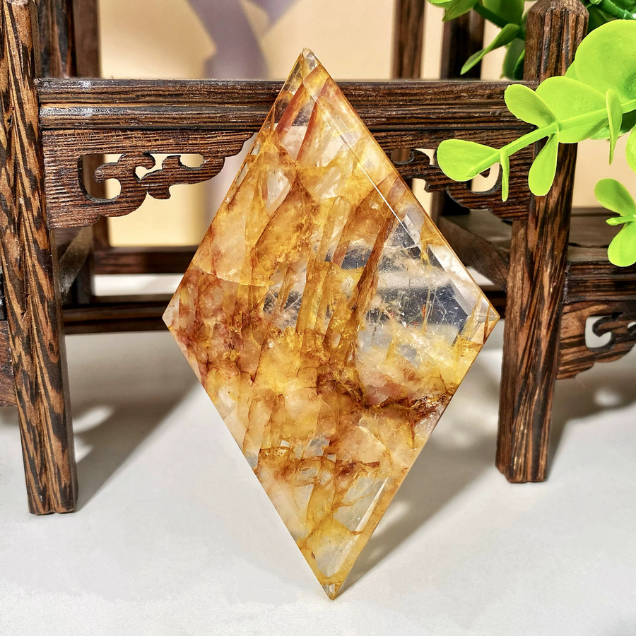 Natürlicher Kristall in Rhombus-Form als geometrische Dekoration, Gold und Gelb - Bild 3