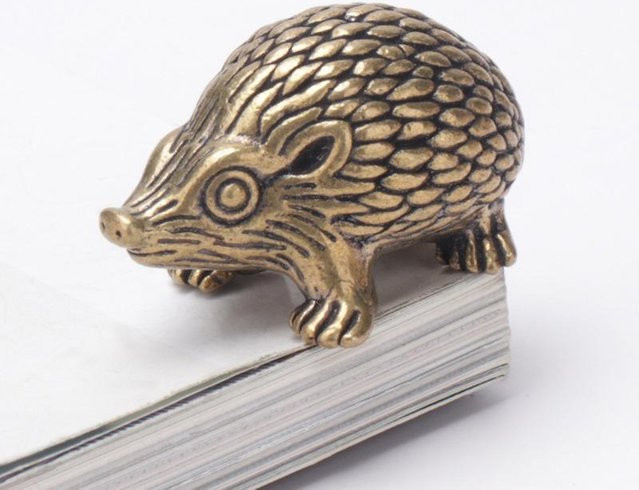 Yiran Furniture Igel Ornament aus Messing in Gold, Antike Metall Tierfigur für Schreibtisch und Teehaus Deko - Bild 1