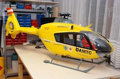 EC-135 Hubschrauber Glassfiber Scale Rumpfkörper mit Mechaniker, RC Flugzeug Rumpf Heli Copter Modell - Bild 1
