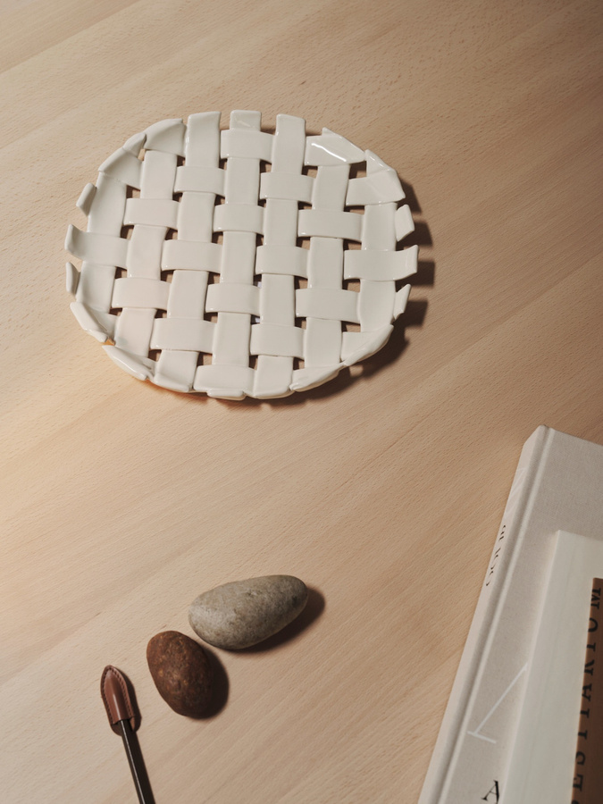 Ferm Living Plait Servierplatte in Weiß - Bild 1