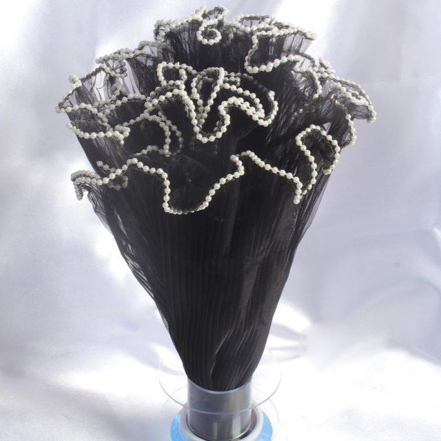 Handgefertigtes Wickeltuch aus Wellengarn mit Perlen und Spitze in Schwarz von Cozy Cottage-Relax für deine Blumenstrauß-Geschenkverpackung - Bild 1