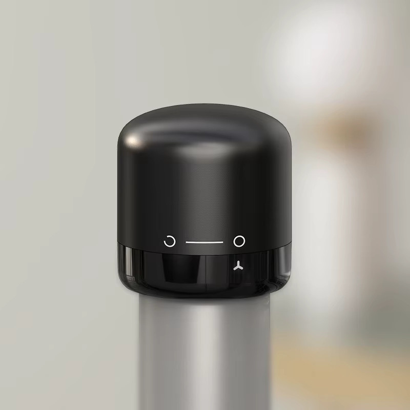 Auslaufsicherer Vakuum-Weinstopper in Schwarz aus Kunststoff zur Versiegelung von Weinflaschen und Champagner - Bild 2
