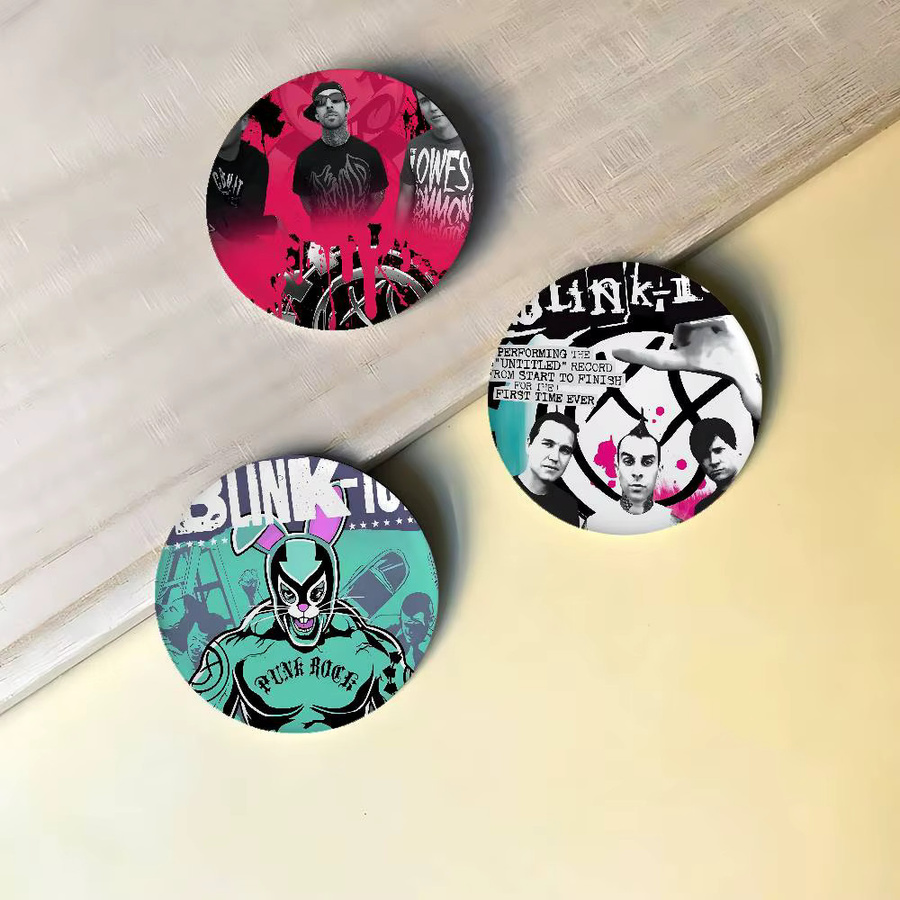 Mesuca Brosche, B-Blink 182 Rock Band, Weißblech, Rund - Bild 1