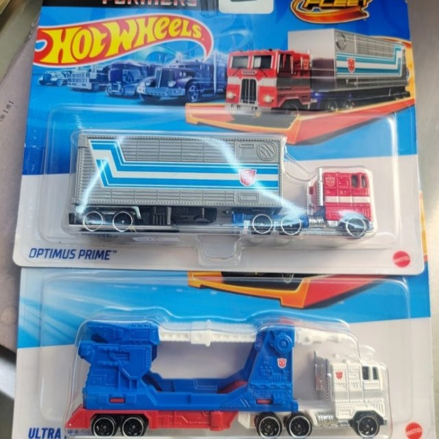 Hot Wheels Transformers HYT56 Transformerstrack Fleet Optimus Prime Ultra Magnus Volvo 240 Drift, Druckguss-Automodelle, 1:64, ab 3 Jahren - Bild 1
