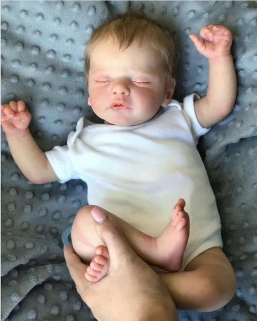 Aizwa Sam Bebe-Reborn-Puppe, 18-Zoll, braunes Haar, weiße Kleidung - Bild 1