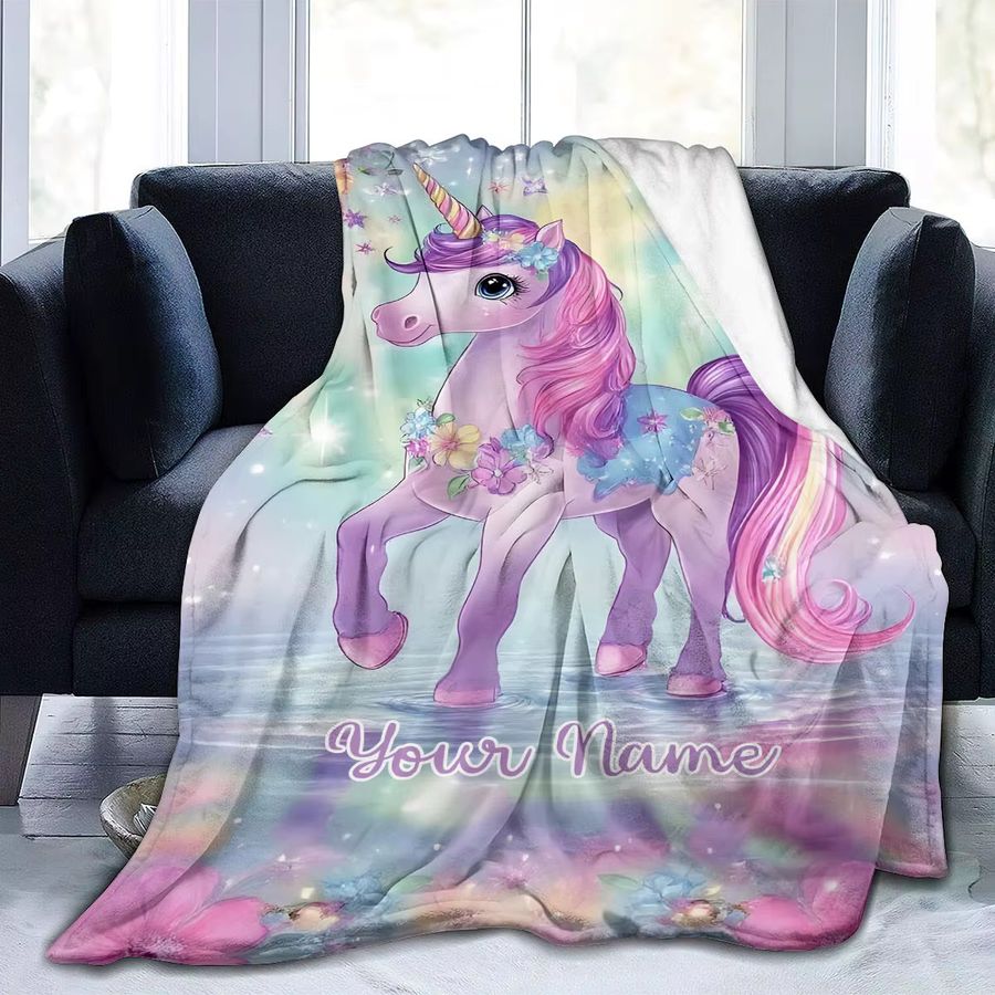 ZIZ Decke mit individuellem Namen im Einhorn-Blumenmuster in Rosa und Lila - Bild 3