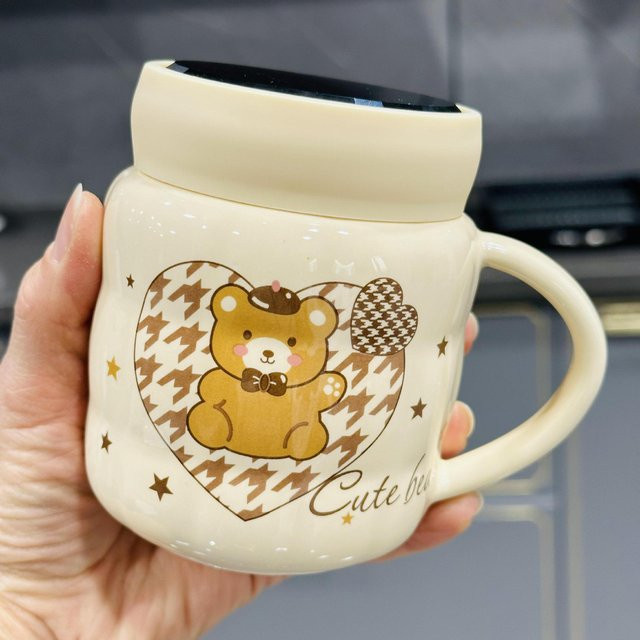 Personalisierte Keramiktasse mit Deckel und Strohhalm von Yiran Furniture, Beige, 380 ml - Bild 1