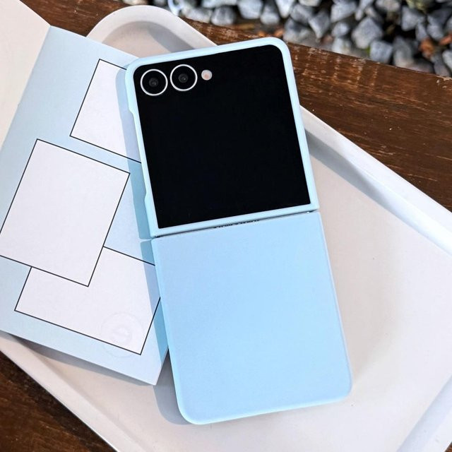Stoßfeste Flüssigsilikon Schutzhülle in Matt für Samsung Galaxy Z Flip 7, Z Flip 6 und Z Flip 5 in Blau - Bild 1
