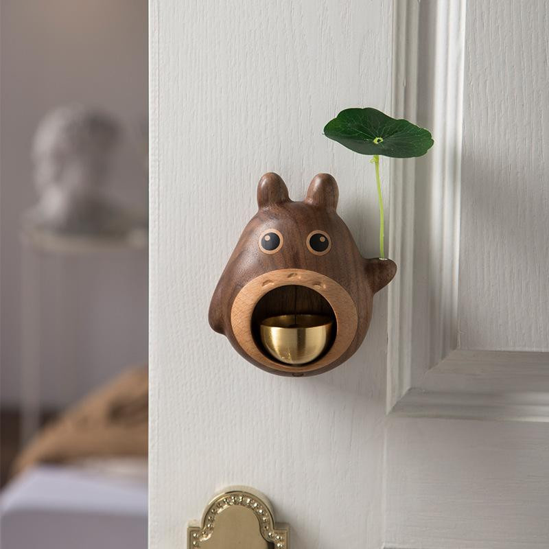 Totoro Windspiel aus Holz mit Kupferglocken in Braun von Yiran Furniture als dekorativer Türanhänger - Bild 1