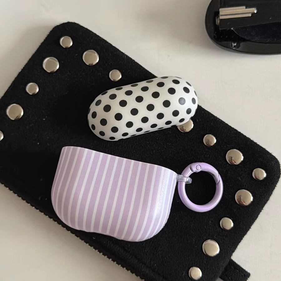 Glänzende Kopfhörer-Schutzhülle für Apple AirPods 2 3 4 Pro Pro2 Pro3 in Schwarz mit lila Streifen und Punkten im Retro-Design - Bild 5