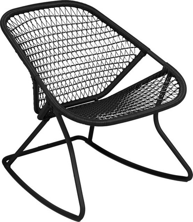 Fermob Sixties Schaukelstuhl in Schwarz mit geometrischem Design und Armlehnen