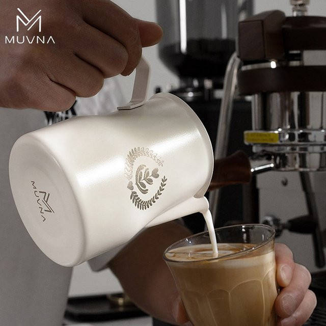 MUVNA Kaffee-Milchaufschäumkrug aus Edelstahl in Silber und Weiß, 350/450 ml Latte Art Tasse und Barista-Zubehör - Bild 1