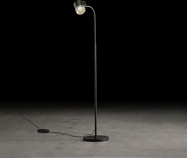Holtkötter Aura S LED-Stehleuchte in Schwarz mit mattem Aluminium-Reflektor, dimmbar mit CCT-Steuerung (1800K - 2900K) - Bild 1