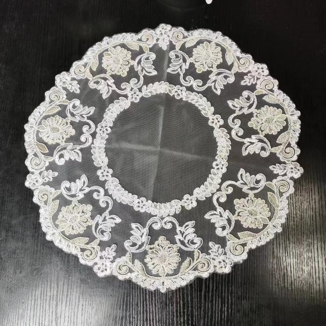 Runde Tischmatte mit floraler Stickerei aus Baumwolle von Yiran Furniture in Grau, Durchmesser: 40 cm - Bild 1