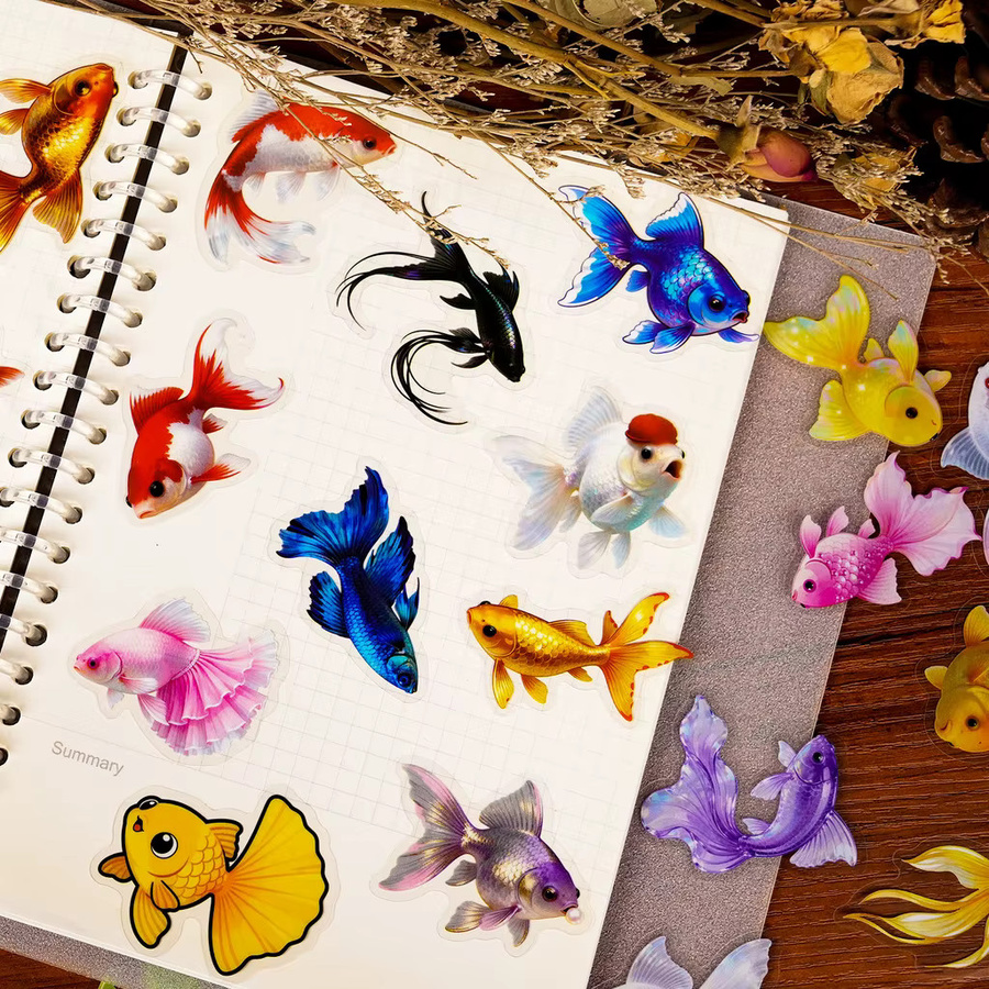 56 Stück bunte Goldfisch transparente PET-Aufkleber von Anime Worlds Store zur Dekoration von Helmen, Motorrädern und Telefonen - Bild 4
