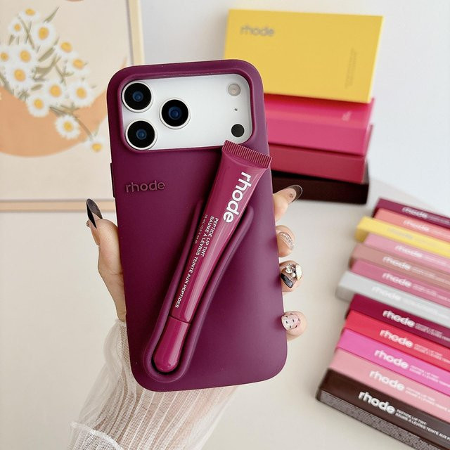 RHODE Pflaumen-Lipgloss-Organizer Handyhülle aus Silikon mit integriertem Lippenbalsom-Fach für iPhone 13 Pro, 14 Pro und 15 Pro in Purple von HARMONY XU - Bild 1