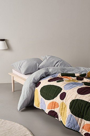 Jotex BLOBB Tagesdecke mit Rüschenvolant in Multicolour, geometrisches Design aus Bio-Baumwolle und Polyester, waschbar bei 40°C - Bild 1