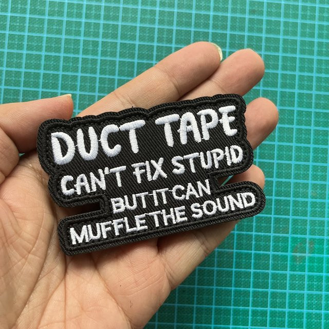 Taktisches Klett-Patch mit lustigem Meme-Motiv als gesticktes Moral-Abzeichen in Schwarz für Outdoor-Ausrüstung und Molle-Rucksäcke - Bild 1