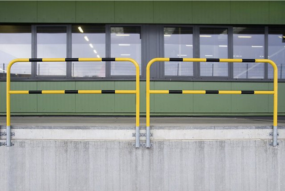 Moravia Schutzbügel Site Fence für die Wandmontage mittels Einsteckhülse, schwarz/gelb, B: 1300 mm x H: 1500 mm - Bild 2