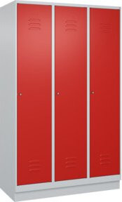C+P Spind Classic PLUS Spind mit Sockel, 3 Abteile, Zylinderschloss, 4 Garderobenhaken, Stahl, grau/rot, H x B x T: 195 x 120 x 50 cm - Bild 1