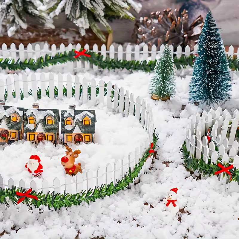 DUTRIEUX Mini Weihnachtsdorf Dekoration Weißer Lattenzaun mit Holzoptik, Grüner Girlande und Roten Schleifen für Puppenhaus und Gartendekoration - Bild 3