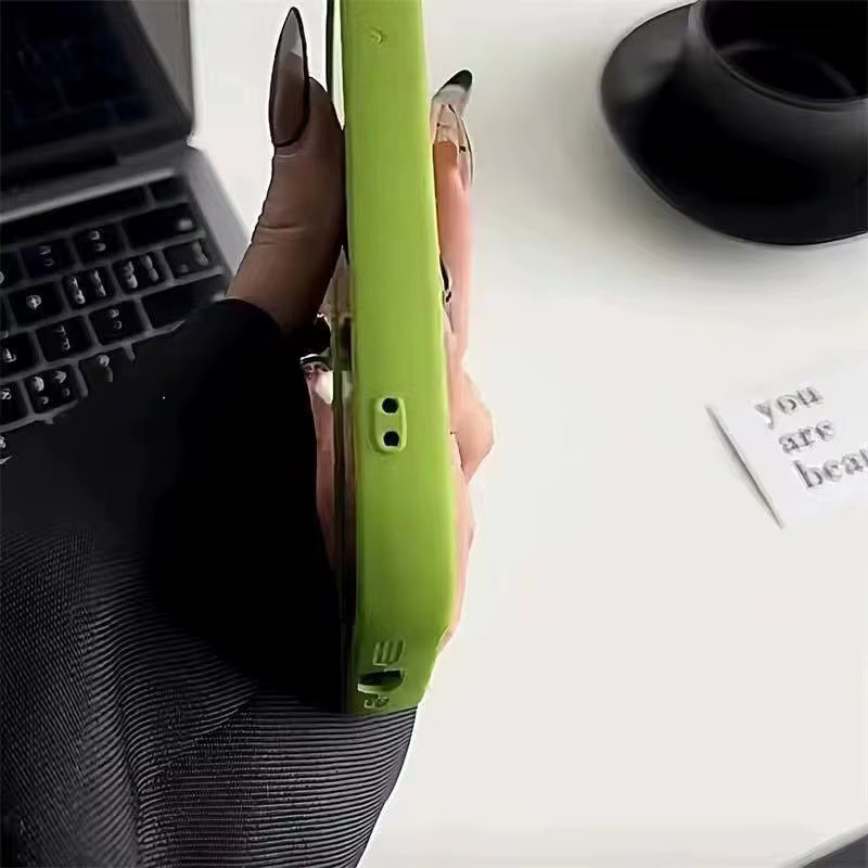 Stoßfeste Silikon-Handyhülle für Apple iPhone in den Farben Braun und Grün - Bild 2