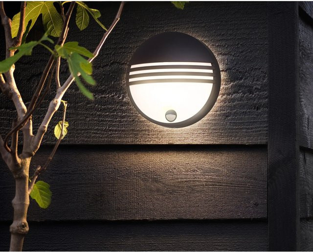 Philips Yarrow LED-Außenwandleuchte mit Bewegungsmelder in Schwarz aus Aluminiumguss - Bild 1