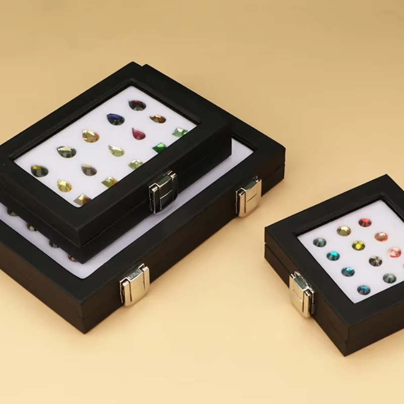 Schmuck-Präsentationsbox von Baby.Xin aus schwarzem Lackleder mit transparenter Edelsteinbox und Schnalle - Bild 2
