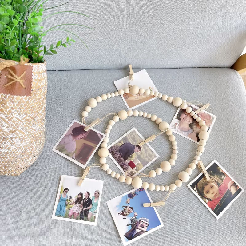 Rustikales Foto-Display zum Aufhängen an der Wand mit Holzperlen und Schnur in Beige - Bild 2