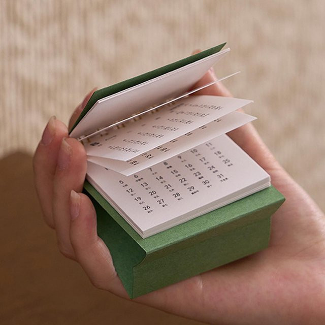 Ästhetischer 12-Monats-Tischkalender als Tagesplaner und Jahresplaner in Grün - Bild 1
