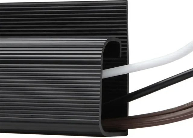 Schwarzer J-Kanal Kabelorganizer aus PVC für wasserdichtes Kabelmanagement unter dem Schreibtisch oder am TV-Hintergrund - Bild 1