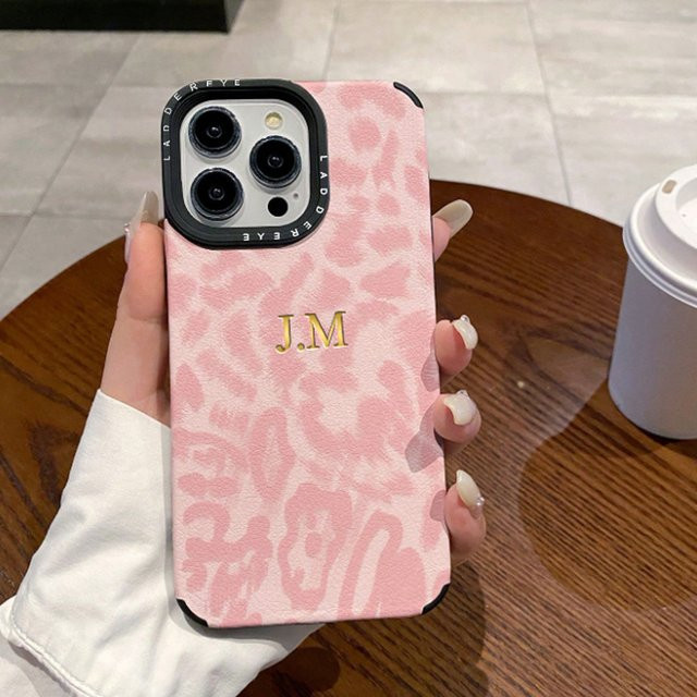 Personalisierte Lederhülle mit Leopardenmuster für dein Apple iPhone in Pink mit individuellen Initialen oder Namen - Bild 1