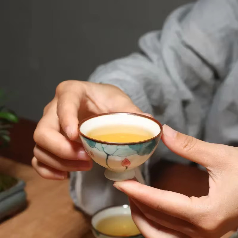 Handbemalte chinesische Keramik Teetasse mit Lotus-Design in Mehrfarbig - Bild 2