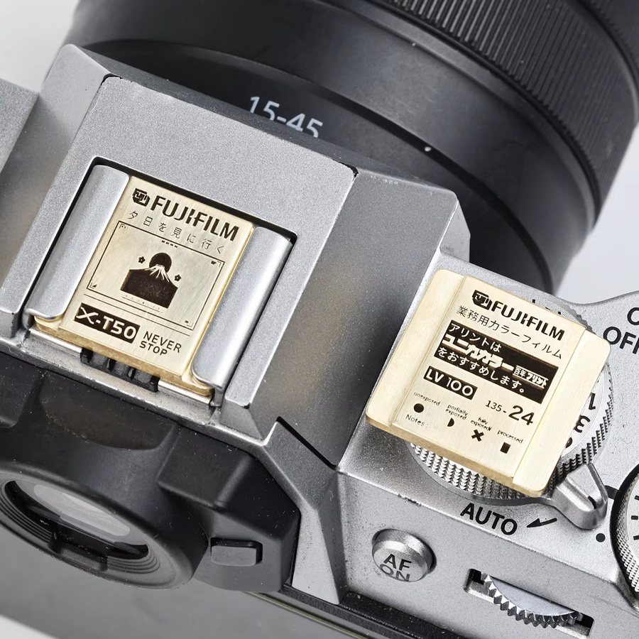 Fujifilm Messing-Blitzschuhabdeckung in Gold als staubdichte Schutzkappe für Kamera-Zubehör - Bild 1