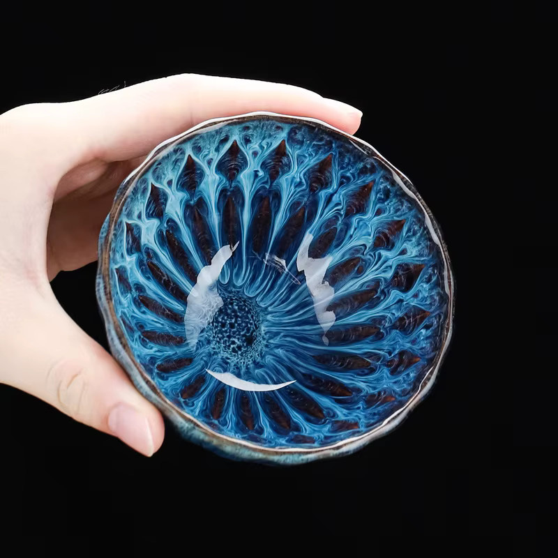 Blau gestaltete Jian Zhan Teeschale aus Keramik mit floralem Rand für Gongfu Tee und Zen Meditation - Bild 3